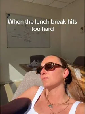 De zon is gewoon té lekker🥺💛 #fyp #lunchpauze #marketingnotiktok #officelife