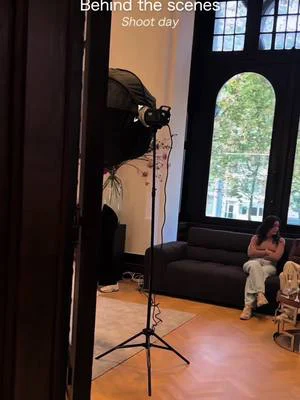 A little peek at today's shoot with bloomfeld! 📸✨ Stay tuned for the final result! 😉 #behindthescenes #photoshoot #weddingdress #antwerpen